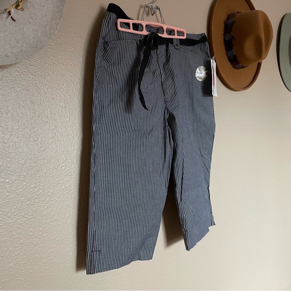 NWT - Women’s WHITE STAG Stretch Pinstripe Black & White Knee Length Capris - 16 - Picture 1 of 14